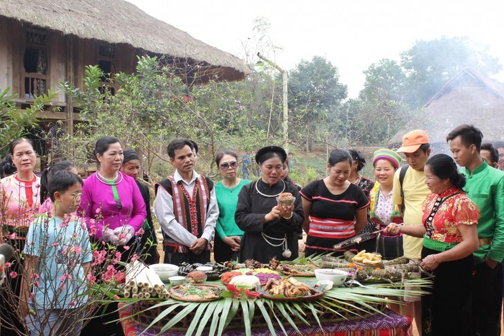 Darstellung traditioneller Feste ethnischer Minderheiten im Kultur- und Tourismusdorf der vietnamesischen Volksgruppen - ảnh 1