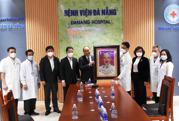 Staatspräsident Nguyen Xuan Phuc ermutigt medizinisches Personal in Da Nang - ảnh 1
