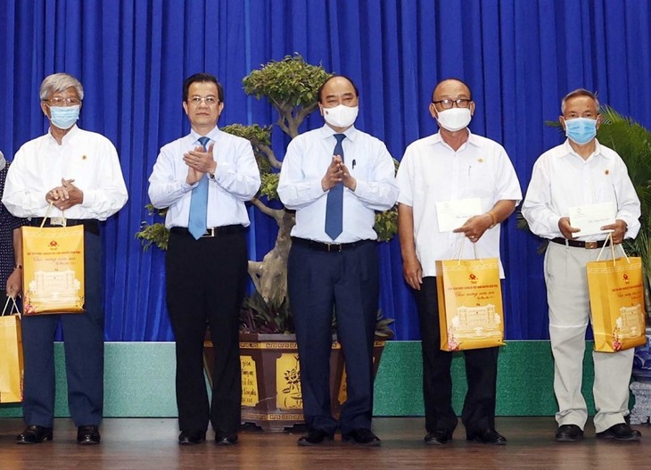 Tetfest: Staatspräsident Nguyen Xuan Phuc überreicht Geschenke an Familien von verdienstvollen Menschen in An Giang - ảnh 1