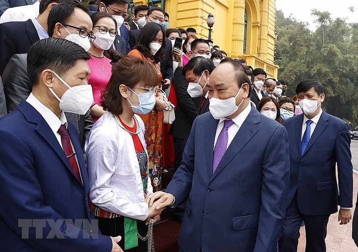 Staatspräsident Nguyen Xuan Phuc trifft ausgezeichnete Mediziner - ảnh 1