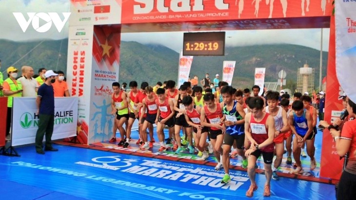 Mehr als 3.700 Menschen nehmen an Marathonlauf auf Con Dao teil - ảnh 1