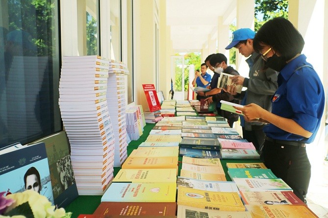 Eröffnung der Bücherausstellung über Meer und Inseln Vietnams - ảnh 1