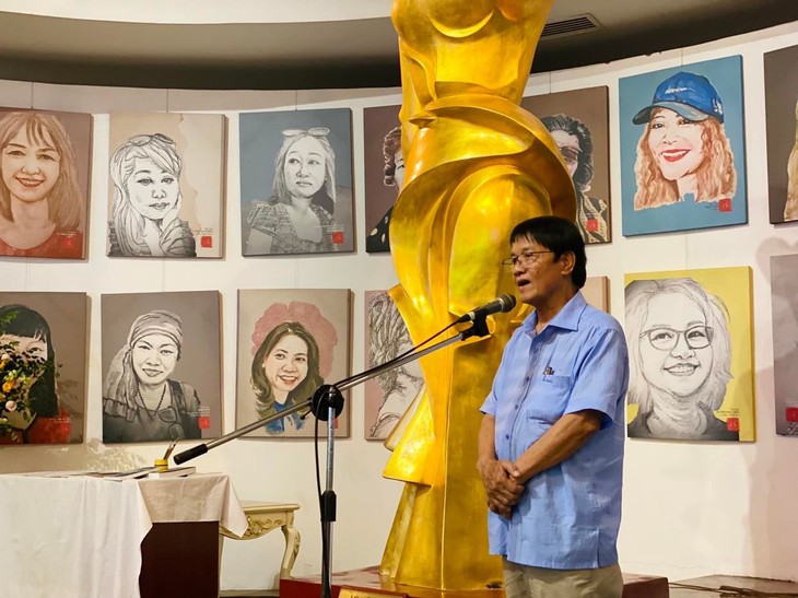 Übergabe von 100 Portraitbildern über Journalistinnen an Frauenmuseum Vietnams - ảnh 1
