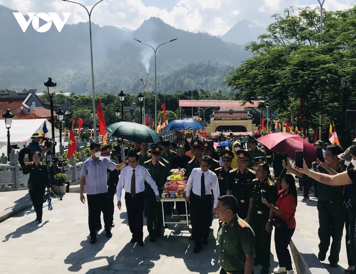 Gedenkfeier und Beerdigung von sterblichen Überresten der zehn gefallenen Soldaten auf dem Soldatenfriedhof  Vi Xuyen  - ảnh 1