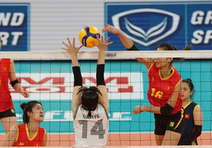 Nach dem Sieg gegen Südkorea kommt die vietnamesische Volleyballmannschaft der Frauen ins Viertelfinale  - ảnh 1