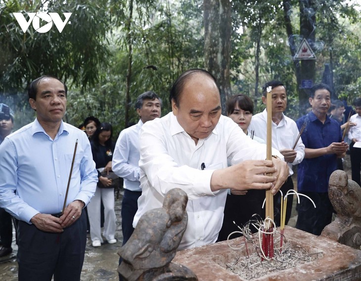 Staatspräsident Nguyen Xuan Phuc zündet Räucherstäbchen in der nationalen Sondergedenkstätte Tan Trao an - ảnh 1