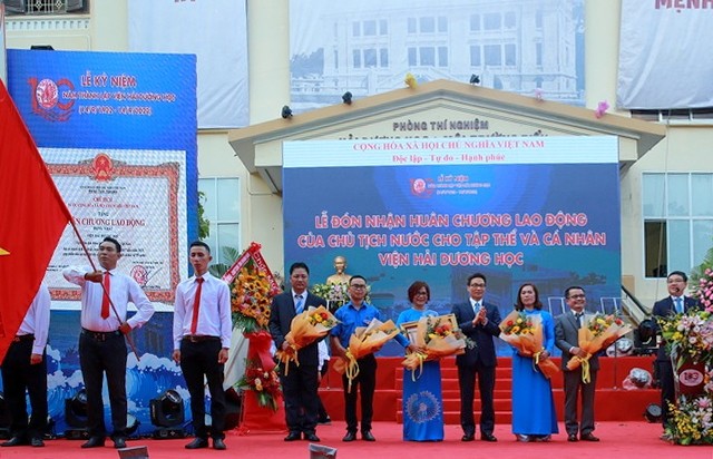Vizepremierminister Vu Duc Dam nimmt an Feier zum 100. Gründungstag des Ozeanographie-Instituts in Nha Trang teil - ảnh 1