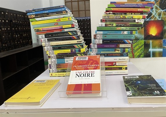 Ausstellung wertvoller Bücher im „Raum französischer Bücher“ in Hanoi - ảnh 1