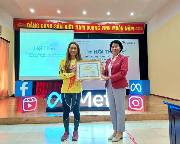 Nationales olympisches Komitee Vietnams überreicht Sportlerin Vu Phuong Thanh Loburkunde - ảnh 1