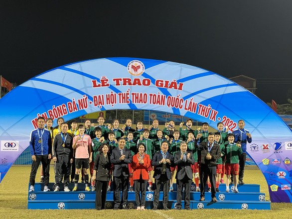 Fußball-Team der Frauen aus Quang Ninh gewinnt Goldmedaille bei landesweiten Sportspielen 2022 - ảnh 1