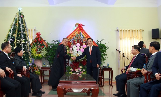 Vize-Premierminister Pham Binh Minh beglückwünscht Katholiken im Bistum Bui Chu - ảnh 1