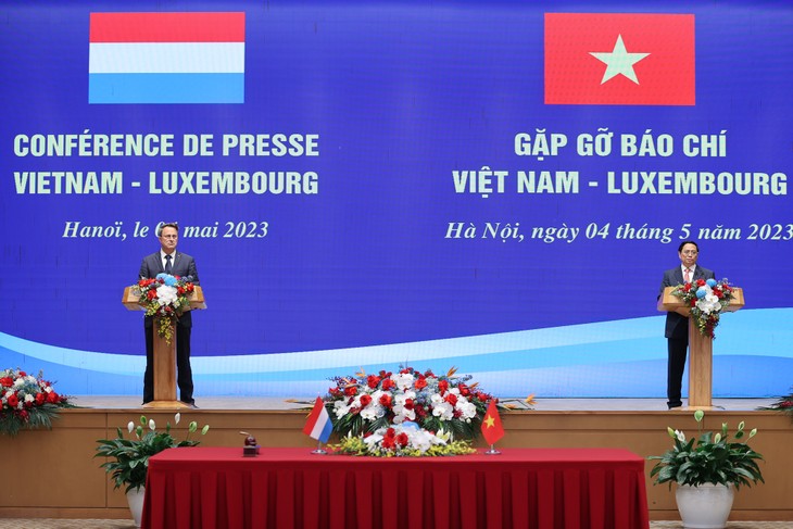 Premierminister Vietnams und Luxemburgs treffen Journalisten - ảnh 1