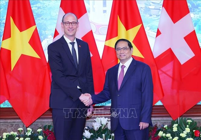 Premierminister Pham Minh Chinh empfängt schweizerischen Nationalratspräsidenten Martin Candinas - ảnh 1