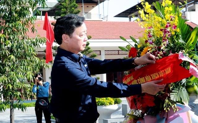 Vize-Premierminister Tran Hong Ha zündet Räucherstäbchen zu Ehren des Generalsekretärs Nguyen Van Cu an - ảnh 1