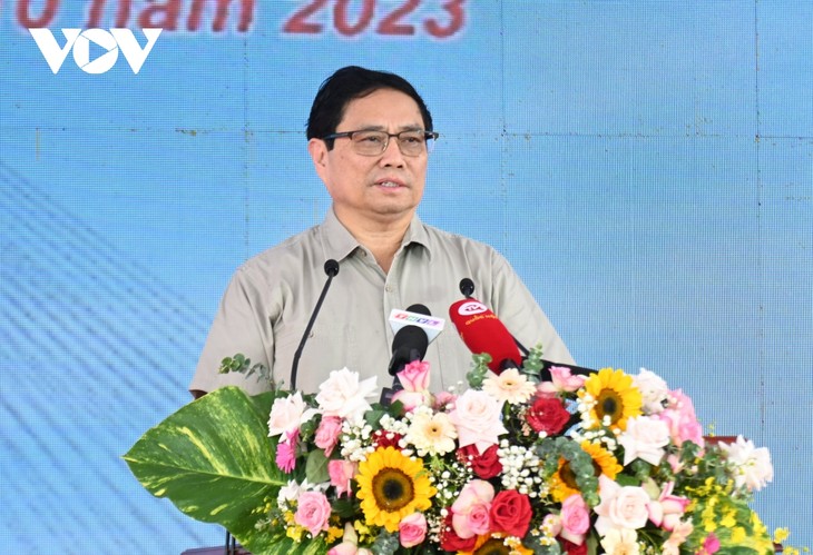 Premierminister Pham Minh Chinh nimmt am Spatenstich für den Bau der Dai Ngai-Brücke teil - ảnh 1