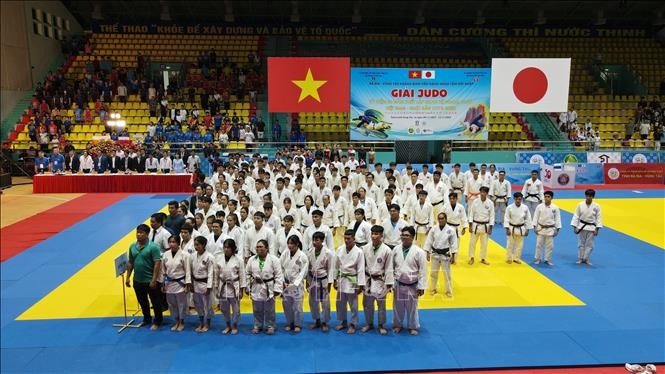 Fast 300 Sportler nehmen am Judoturnier zum 50. Jahrestag der Aufnahme der Vietnam-Japan-Beziehungen teil - ảnh 1