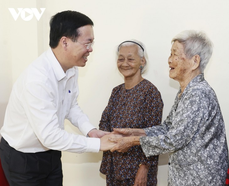 Staatspräsident Vo Van Thuong beglückwünscht Bewohner und Sicherheitskräfte in Dong Thap zum Tetfest - ảnh 1