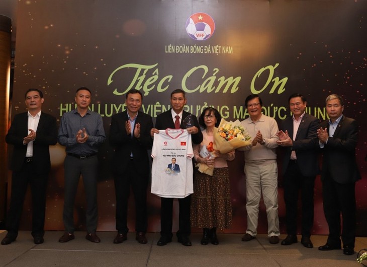 Vietnamesischer Fußballverband ehrt ehemaligen Trainer Mai Duc Chung - ảnh 1