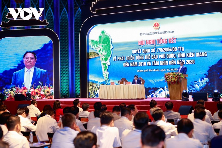 Premierminister: Phu Quoc soll sich zum Zentrum für Dienstleistungen und hochqualitativen Ökotourismus entwickeln - ảnh 1