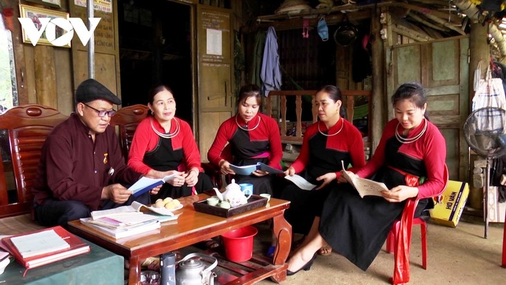 Ältere tragen zur Erhaltung der folkloristischen Kultur in Yen Bai bei - ảnh 1