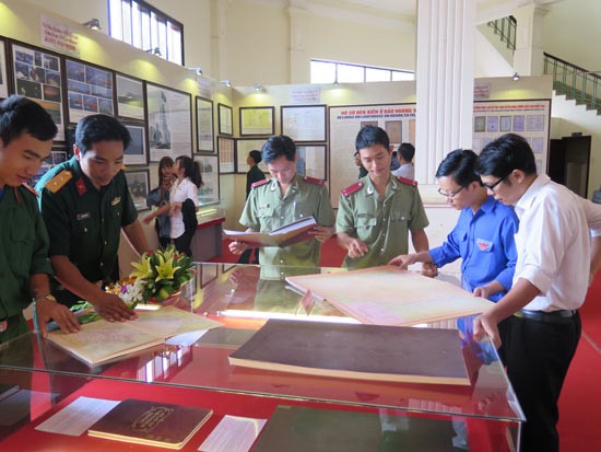 “黄沙长沙归属越南——历史和法理证据”地图与资料展在平福省举行 - ảnh 1