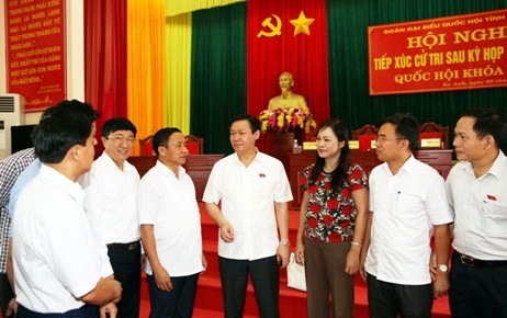 越南党和国家领导人在十四届国会一次会议后与选民接触 - ảnh 1
