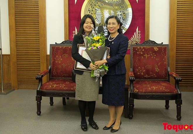 越南内务部向联合国人口基金会驻越副首席代表馁肯授予纪念章 - ảnh 1