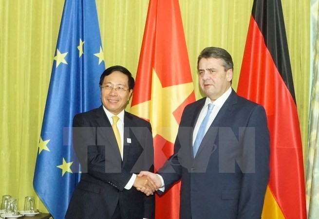 越南政府副总理兼外长范平明会见德国外长加布里尔 - ảnh 1