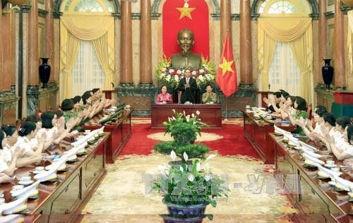 越南国家主席陈大光会见2016年公安部门优秀妇女代表 - ảnh 1