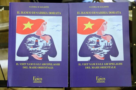 意大利学者介绍与越南海洋岛屿主权有关的新印刷品 - ảnh 1