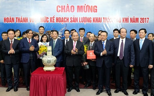 阮春福：越南石油天然气集团要继续有效生产经营 宣示国家主权 - ảnh 1
