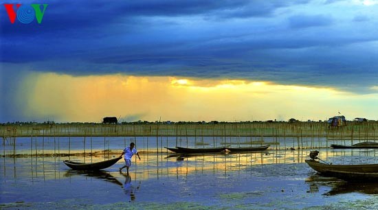 Romantic scenery at Tam Giang Lagoon - ảnh 15