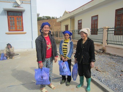 Neujahrsgeschenke für die arme Grenzgemeinde Tung Qua Lin - ảnh 2