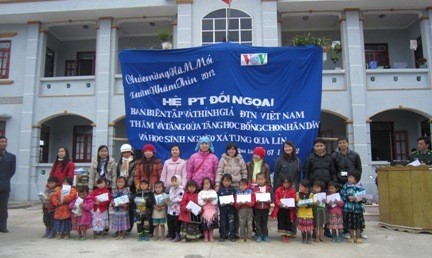 Neujahrsgeschenke für die arme Grenzgemeinde Tung Qua Lin - ảnh 3