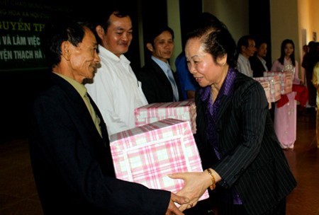 Vize-Staatspräsidentin verteilt Geschenke an arme Schüler - ảnh 1