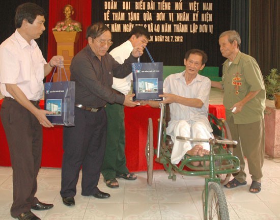 Kriegsinvalide Huynh Ly und wohltätige Aktionen - ảnh 1