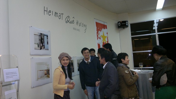 Die Fotografin Nora Bibel und ihre Fotoausstellung „Heimat“ in Hanoi - ảnh 1