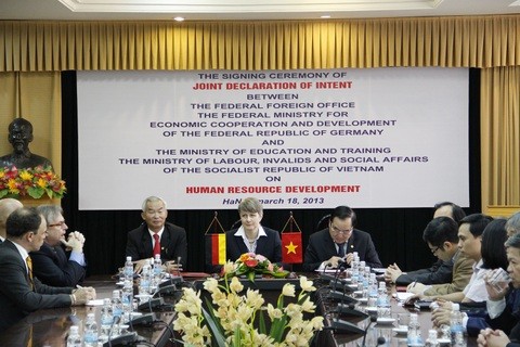 Erklärung zur Arbeitskräfteentwicklung von Vietnam und Deutschland unterzeichnet - ảnh 1