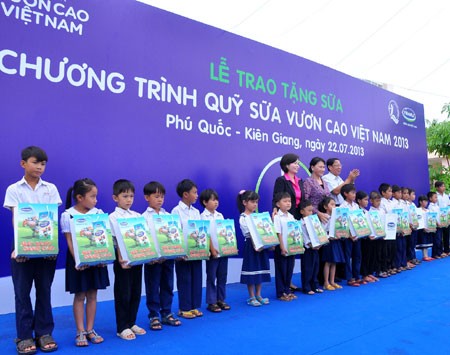 Vizeparlamentspräsidentin Nguyen Thi Kim Ngan besucht Familien mit großen Verdiensten auf der Insel  - ảnh 1