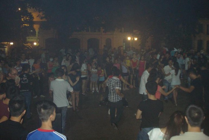 Salsa auf Plätzen, ein Spielraum junger Menschen in Hanoi - ảnh 2