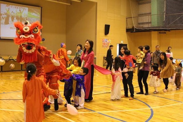 Vietnamesische Studenten in vielen Ländern feiern das Tetfest - ảnh 1