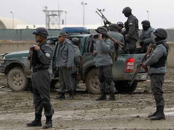 Afghanistan: Taliban greifen Flughafen in Kabul und US-Stützpunkt an - ảnh 1