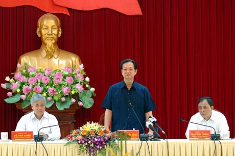 Premierminister Nguyen Tan Dung tagt mit Provinzleiter von Yen Bai - ảnh 1