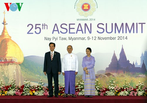 Premierminister Nguyen Tan Dung nimmt am 25. ASEAN-Gipfel teil - ảnh 1