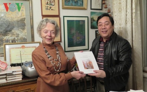 Vietnams Botschafter in Russland Nguyen Thanh Son besucht Lehrerin Sofia Kortrikova - ảnh 1