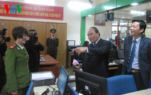 Vizepremierminister Nguyen Xuan Phuc überprüft Zentrum für öffentliche Verwaltung in Quang Ninh - ảnh 1