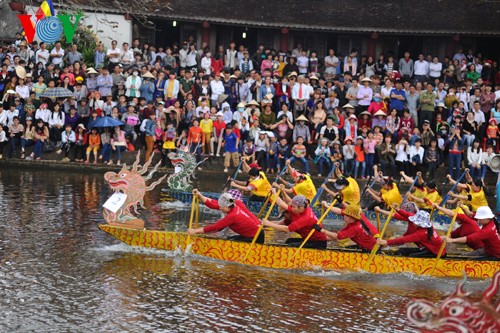 Frauen beim Reiskochen und beim Entenfang-Wettbewerb im Fluss - ảnh 1