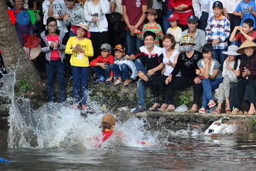 Frauen beim Reiskochen und beim Entenfang-Wettbewerb im Fluss - ảnh 10