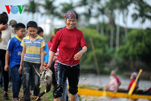Frauen beim Reiskochen und beim Entenfang-Wettbewerb im Fluss - ảnh 11