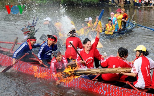 Frauen beim Reiskochen und beim Entenfang-Wettbewerb im Fluss - ảnh 2